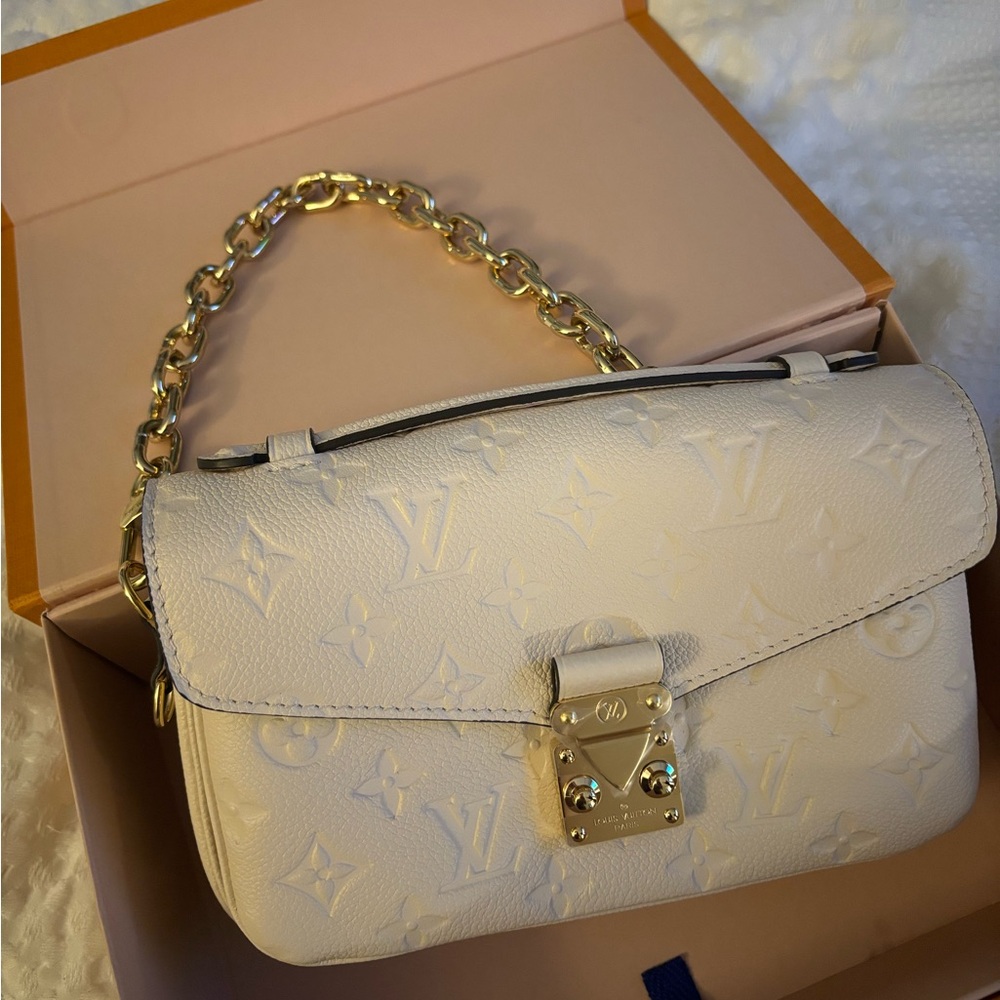 BRAND NEW LOUIS VUITTON Bag.